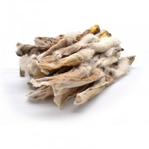 Dabīgs gardums suņiem Kaltētas tru&scaron;u ausis ar spalvu 300g